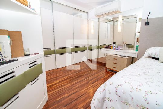Venda de apartamento com 4 quartos, varanda e churrasqueira. Piscina e academia no condomínio. — Suíte Master