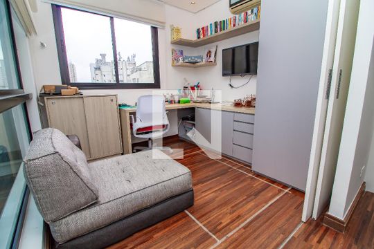 Venda de apartamento com 4 quartos, varanda e churrasqueira. Piscina e academia no condomínio. — Suíte 2