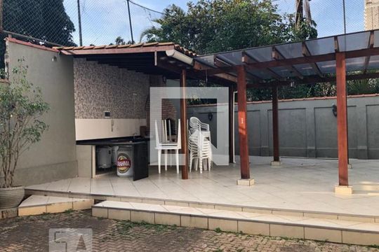 Venda de apartamento com 4 quartos, varanda e churrasqueira. Piscina e academia no condomínio. — Área comum