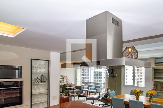 Venda de apartamento com 4 quartos, varanda e churrasqueira. Piscina e academia no condomínio. — Cozinha
