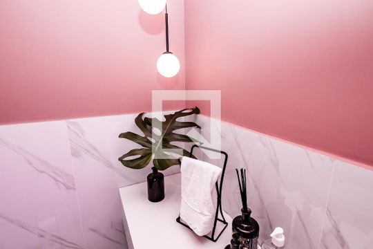 Venda de apartamento com 4 quartos, varanda e churrasqueira. Piscina e academia no condomínio. — Lavabo