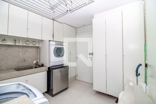 Venda de apartamento com 4 quartos, varanda e churrasqueira. Piscina e academia no condomínio. — Área de Serviço