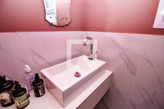 Venda de apartamento com 4 quartos, varanda e churrasqueira. Piscina e academia no condomínio. — Lavabo