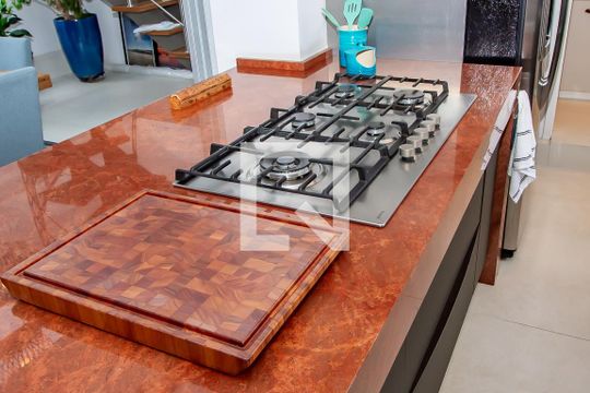 Venda de apartamento com 4 quartos, varanda e churrasqueira. Piscina e academia no condomínio. — Cozinha