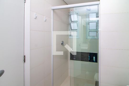 Venda de apartamento com 4 quartos, varanda e churrasqueira. Piscina e academia no condomínio. — Banheiro da Suíte 3