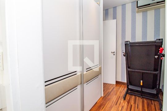 Venda de apartamento com 4 quartos, varanda e churrasqueira. Piscina e academia no condomínio. — Suíte 3