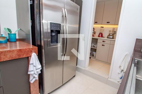 Venda de apartamento com 4 quartos, varanda e churrasqueira. Piscina e academia no condomínio. — Cozinha