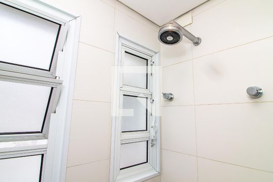 Venda de apartamento com 4 quartos, varanda e churrasqueira. Piscina e academia no condomínio. — Banheiro da Suíte 3