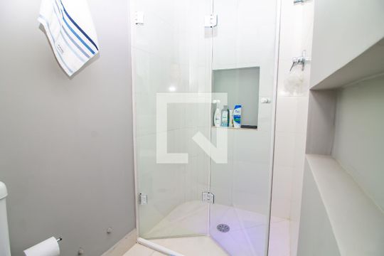 Venda de apartamento com 4 quartos, varanda e churrasqueira. Piscina e academia no condomínio. — Banheiro da Suíte