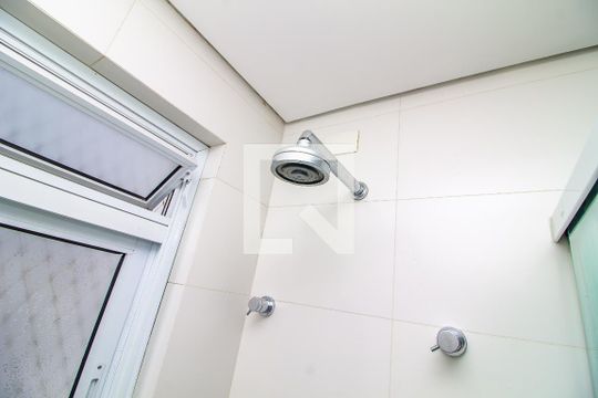 Venda de apartamento com 4 quartos, varanda e churrasqueira. Piscina e academia no condomínio. — Banheiro da Suíte 2