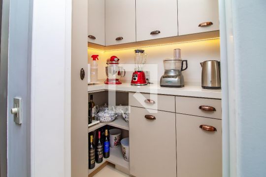 Venda de apartamento com 4 quartos, varanda e churrasqueira. Piscina e academia no condomínio. — Cozinha