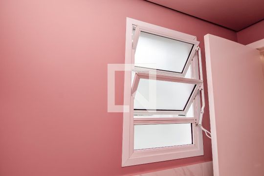 Venda de apartamento com 4 quartos, varanda e churrasqueira. Piscina e academia no condomínio. — Lavabo