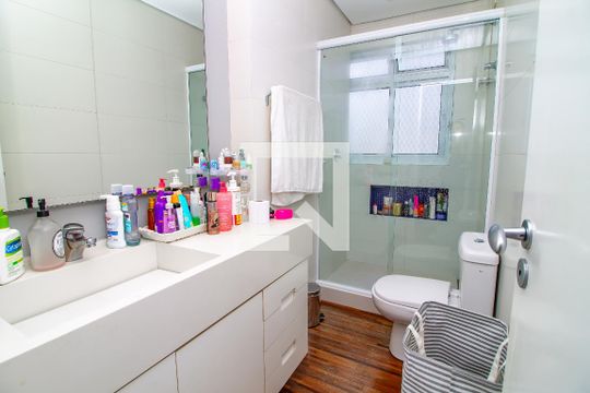 Venda de apartamento com 4 quartos, varanda e churrasqueira. Piscina e academia no condomínio. — Banheiro da Suíte 2