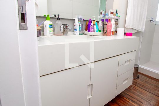 Venda de apartamento com 4 quartos, varanda e churrasqueira. Piscina e academia no condomínio. — Banheiro da Suíte 2
