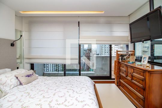 Venda de apartamento com 4 quartos, varanda e churrasqueira. Piscina e academia no condomínio. — Suíte Master