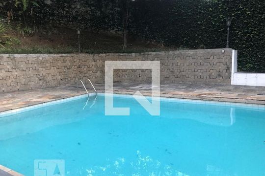 Venda de apartamento com 4 quartos, varanda e churrasqueira. Piscina e academia no condomínio. — Área comum