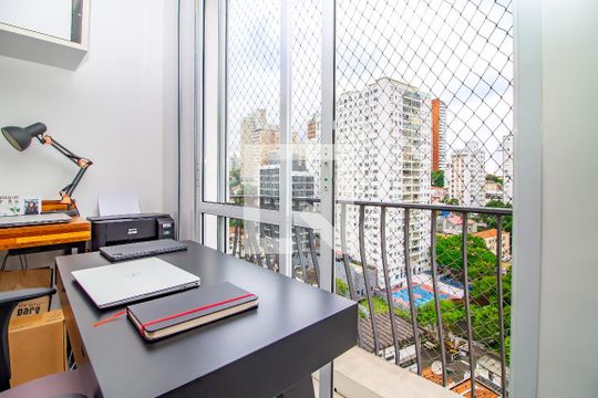 Venda de apartamento com 4 quartos, varanda e churrasqueira. Piscina e academia no condomínio. — Segundo Escritório / Suíte