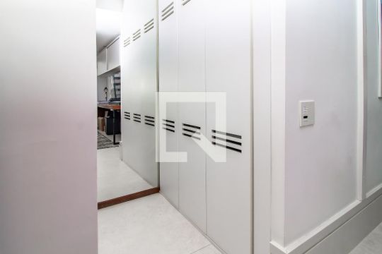 Venda de apartamento com 4 quartos, varanda e churrasqueira. Piscina e academia no condomínio. — Segundo Escritório / Suíte