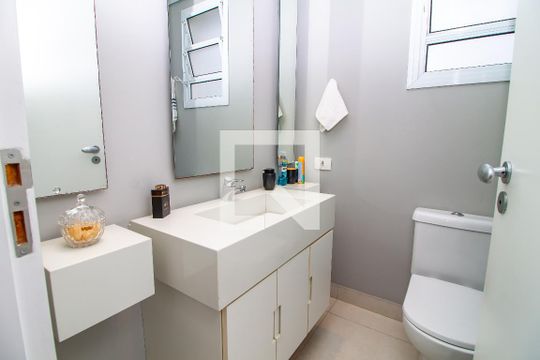 Venda de apartamento com 4 quartos, varanda e churrasqueira. Piscina e academia no condomínio. — Banheiro da Suíte
