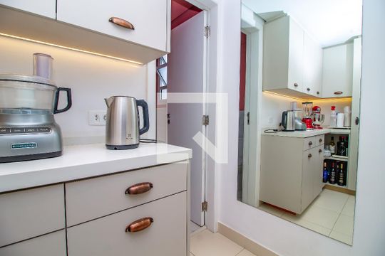 Venda de apartamento com 4 quartos, varanda e churrasqueira. Piscina e academia no condomínio. — Cozinha