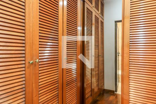 Comprar apartamento mobiliado em Campo Belo: 5 quartos, 4 suítes, varanda e closet. — Closet da Suíte 1