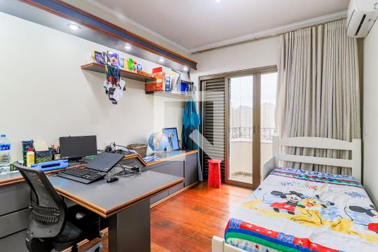 Comprar apartamento mobiliado em Campo Belo: 5 quartos, 4 suítes, varanda e closet. — Quarto