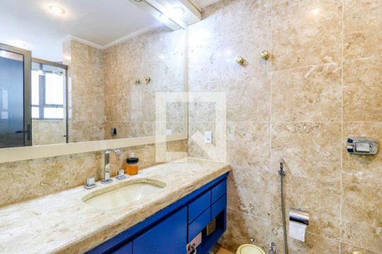 Comprar apartamento mobiliado em Campo Belo: 5 quartos, 4 suítes, varanda e closet. — Banheiro da Suíte 1