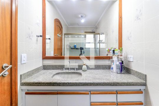 Comprar apartamento mobiliado em Campo Belo: 5 quartos, 4 suítes, varanda e closet. — Banheiro da Suíte 3