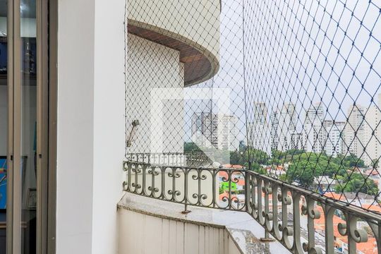 Comprar apartamento mobiliado em Campo Belo: 5 quartos, 4 suítes, varanda e closet. — Varanda do Quarto