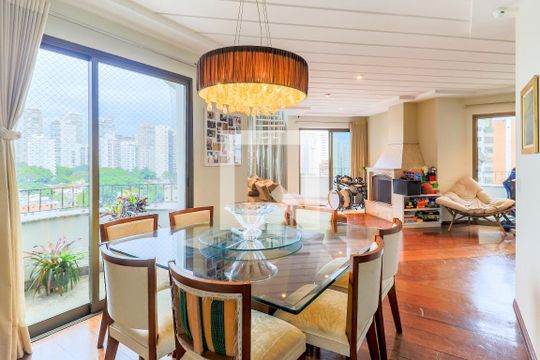 Comprar apartamento mobiliado em Campo Belo: 5 quartos, 4 suítes, varanda e closet. — Sala de Jantar