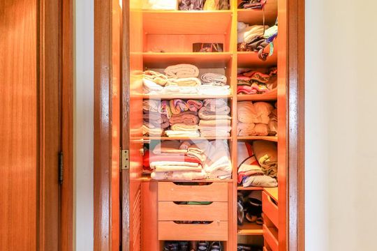 Comprar apartamento mobiliado em Campo Belo: 5 quartos, 4 suítes, varanda e closet. — Closet - Corredor