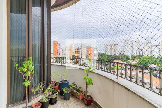 Comprar apartamento mobiliado em Campo Belo: 5 quartos, 4 suítes, varanda e closet. — Varanda da Sala