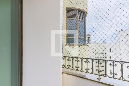 Comprar apartamento mobiliado em Campo Belo: 5 quartos, 4 suítes, varanda e closet. — Varanda da Suíte 1