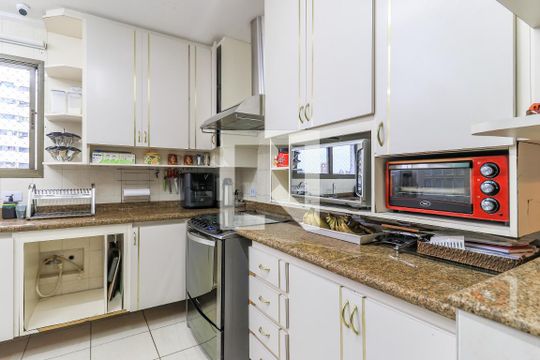 Comprar apartamento mobiliado em Campo Belo: 5 quartos, 4 suítes, varanda e closet. — Cozinha
