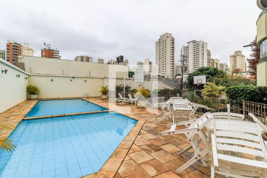 Comprar apartamento mobiliado em Campo Belo: 5 quartos, 4 suítes, varanda e closet. — Área comum - Piscina