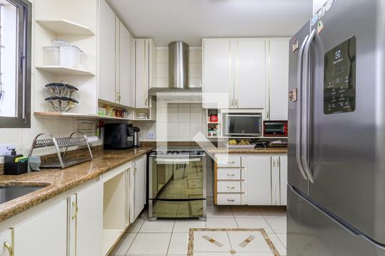Comprar apartamento mobiliado em Campo Belo: 5 quartos, 4 suítes, varanda e closet. — Cozinha