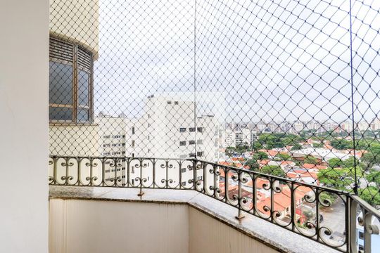 Comprar apartamento mobiliado em Campo Belo: 5 quartos, 4 suítes, varanda e closet. — Varanda da Suíte 1