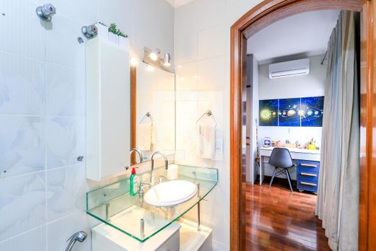 Comprar apartamento mobiliado em Campo Belo: 5 quartos, 4 suítes, varanda e closet. — Banheiro da Suíte 2
