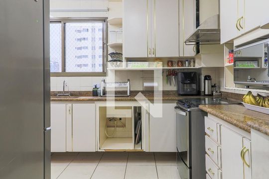 Comprar apartamento mobiliado em Campo Belo: 5 quartos, 4 suítes, varanda e closet. — Cozinha