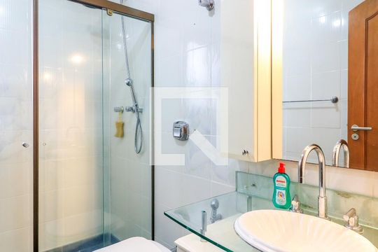 Comprar apartamento mobiliado em Campo Belo: 5 quartos, 4 suítes, varanda e closet. — Banheiro da Suíte 2