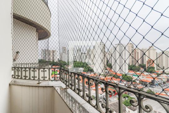 Comprar apartamento mobiliado em Campo Belo: 5 quartos, 4 suítes, varanda e closet. — Varanda do Quarto