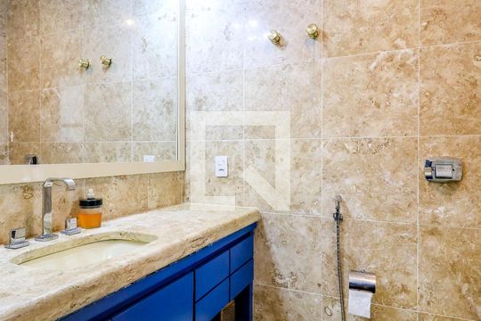 Comprar apartamento mobiliado em Campo Belo: 5 quartos, 4 suítes, varanda e closet. — Banheiro da Suíte 1