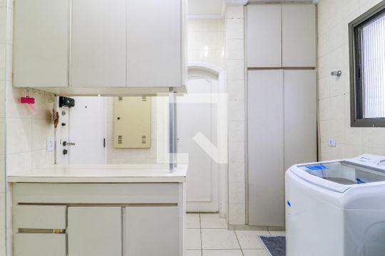 Comprar apartamento mobiliado em Campo Belo: 5 quartos, 4 suítes, varanda e closet. — Área de Serviço