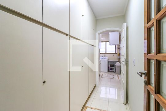 Comprar apartamento mobiliado em Campo Belo: 5 quartos, 4 suítes, varanda e closet. — Despensa