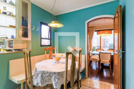 Comprar apartamento mobiliado em Campo Belo: 5 quartos, 4 suítes, varanda e closet. — Copa
