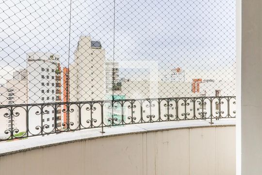 Comprar apartamento mobiliado em Campo Belo: 5 quartos, 4 suítes, varanda e closet. — Varanda da Sala