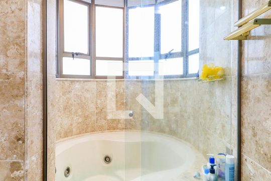 Comprar apartamento mobiliado em Campo Belo: 5 quartos, 4 suítes, varanda e closet. — Banheiro da Suíte 1