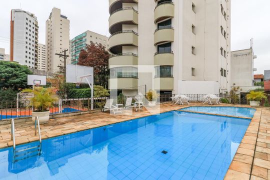 Comprar apartamento mobiliado em Campo Belo: 5 quartos, 4 suítes, varanda e closet. — Área comum - Piscina