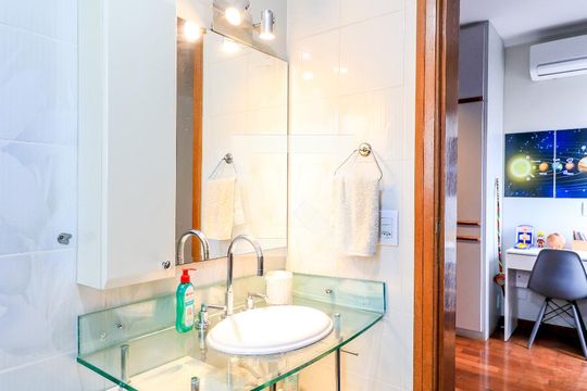 Comprar apartamento mobiliado em Campo Belo: 5 quartos, 4 suítes, varanda e closet. — Banheiro da Suíte 2