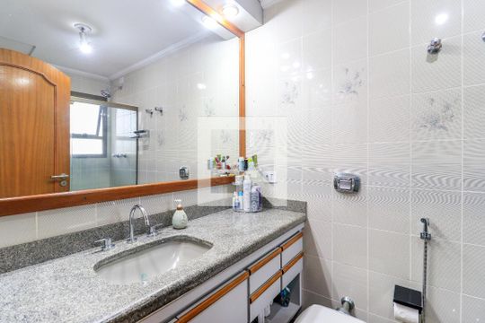 Comprar apartamento mobiliado em Campo Belo: 5 quartos, 4 suítes, varanda e closet. — Banheiro da Suíte 3